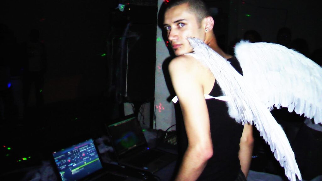 Não vim de privilégios, a vida me ensinou a ser forte e sozinho desde cedo 4 dj da noite