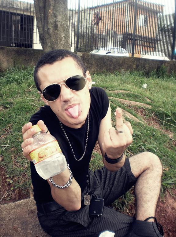 Não vim de privilégios, a vida me ensinou a ser forte e sozinho desde cedo 2 adolescente rebelde